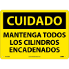 Spanish Plastic Sign - Cuidado Mantenga Todos Los Cilindros Encadenados