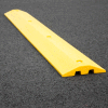 Ralentisseur jaune avec protection pour câbles et quincaillerie, 72 po L