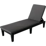 Chaises longues en plastique avec coussins