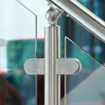 Attaches et fixations pour garde-corps en verre