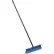 Balai-brosse Global Industrial™ 18", avec bloc en plastique et manche en acier, pour toutes surfaces - Lot de 4