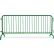 Queue Solutions CrowdMaster™ 1000 : barrière en acier, 100" de long x 43" de haut, pieds en forme de pont, verte