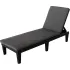 Chaises longues en plastique avec coussins