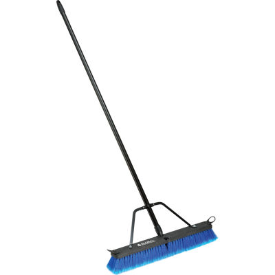 Global Industrial™ 24 » Push Broom W/ Plastic Block & Steel Handle, Multi-Surface Sweep, qté par paquet : 4