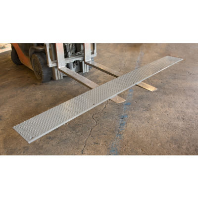 Installation de la plaque d’approche pour les niveleurs de bord de quai, 12 « L x 120"W, gris